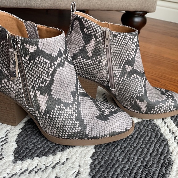 UNIVERSAL THREAD booties - Picture 2 of 6